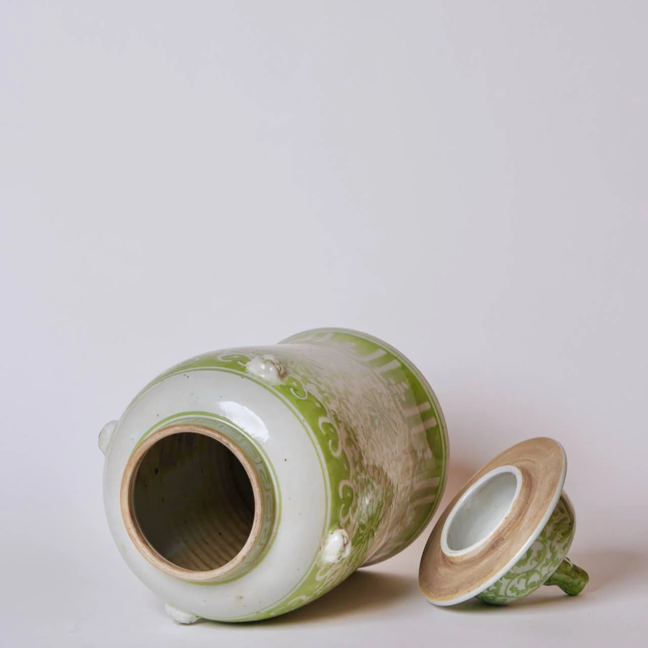 Green and White Porcelain Chrysanthemum Temple Jar - Image 2