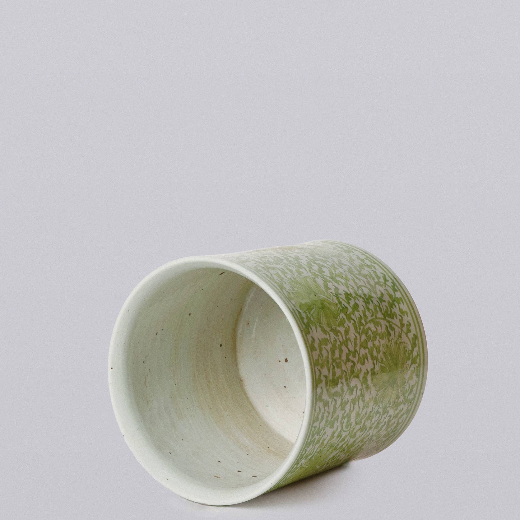 Scrolling Chrysanthemum Green and White Porcelain Cachepot - Image 2