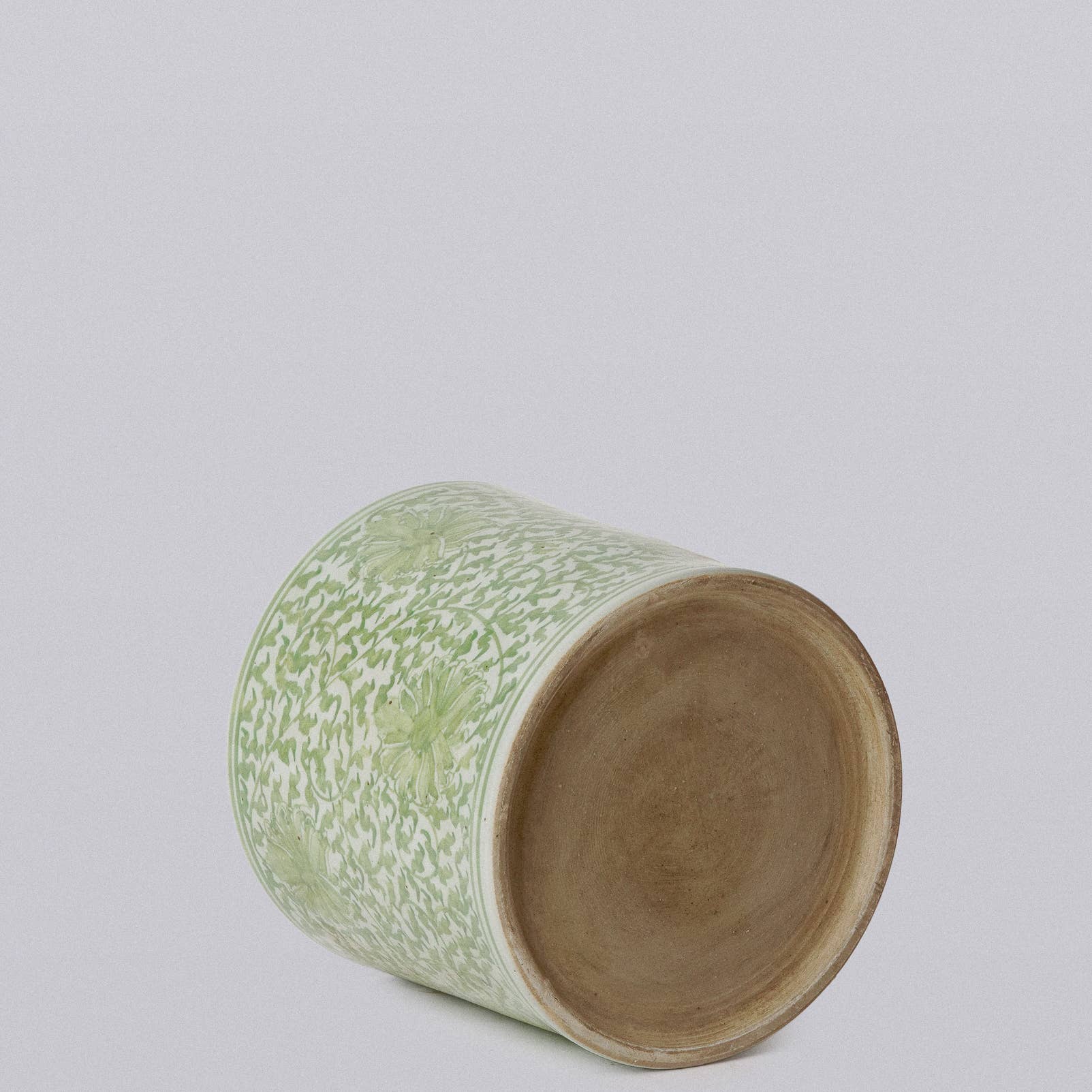 Scrolling Chrysanthemum Green and White Porcelain Cachepot - Image 4