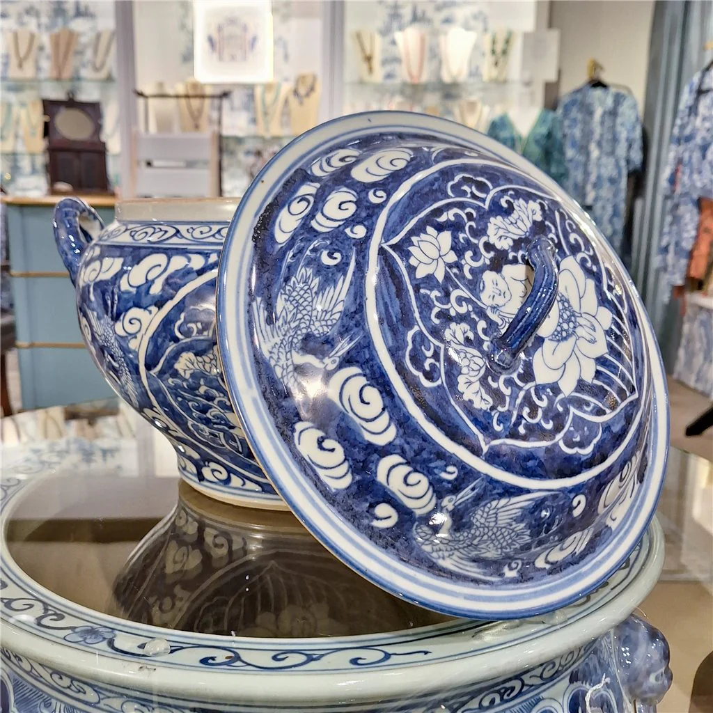 Danny's Fine Porcelain Round Box - Classic Blue And White 50430 - Image 3
