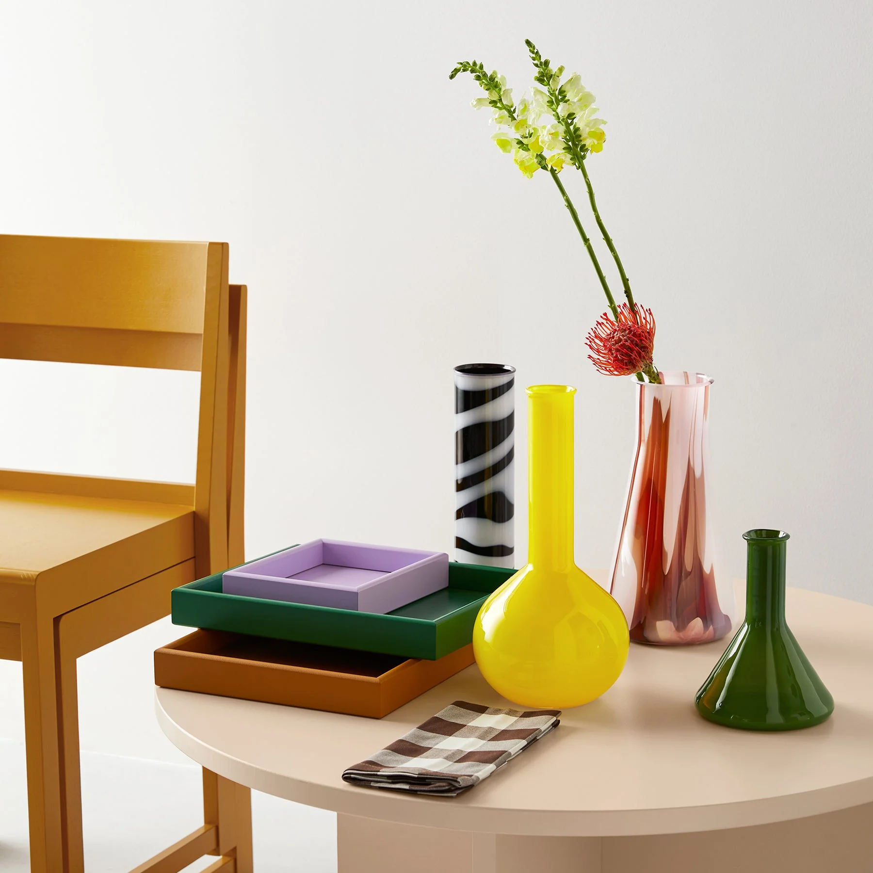 Kosta Boda Lab Erlenmeyer Vase Red/White/Pink - Image 4
