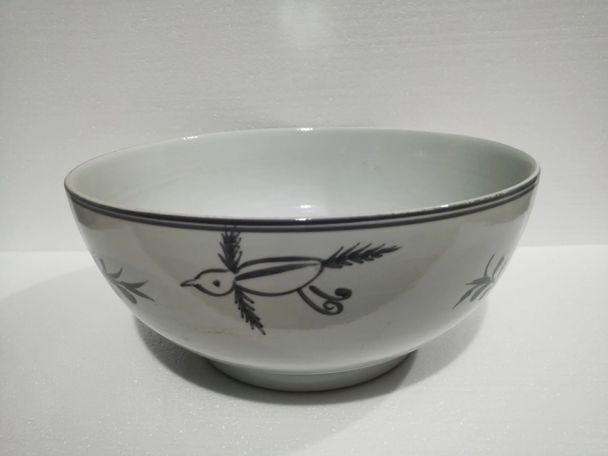 Legend of Asia Vintage White Crackle Flying Bird Bowl